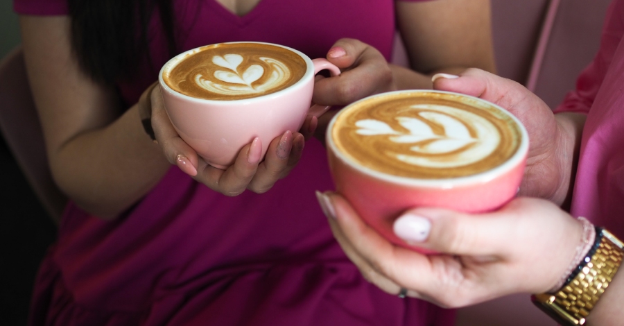 Jak zrobić wzór na kawie? O metodach latte art - free pouring i etching